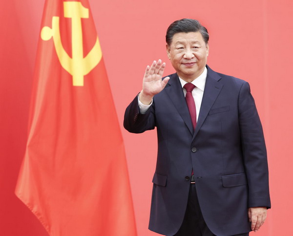 习近平向在场的中外记者挥手致意1_缩小大小.jpeg